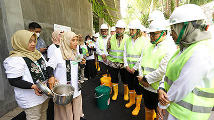 Behavior Change Campaign volunteers explaining the importance of household waste separation
© Project STOP Behavior Change Campaign volunteers explaining the importance of household waste separation
© Project STOP