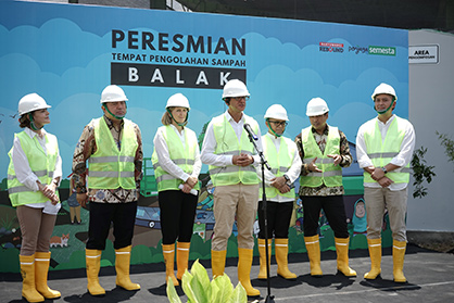 From left to right: Laura Gonzales - Legal Resident Officer at USAID, Tomsi Tohir - Inspectorate General of the Ministry of Home Affairs, Rut Kruger Giverin - Norway Ambassador for Indonesia, Markus Horcher - Director Sustainability & Public Affairs at Borealis, Abdullah Azwar Anas - Minister for Empowerment of State Apparatus for Bureaucratic Reform, Rofi Alhanif - Assistant Deputy for Waste and Waste Management at Coordinating Ministry of Maritime and Investment, of Waste and Widharmika Agung-Partner at Systemiq.
© Project STOP From left to right: Laura Gonzales - Legal Resident Officer at USAID, Tomsi Tohir - Inspectorate General of the Ministry of Home Affairs, Rut Kruger Giverin - Norway Ambassador for Indonesia, Markus Horcher - Director Sustainability & Public Affairs at Borealis, Abdullah Azwar Anas - Minister for Empowerment of State Apparatus for Bureaucratic Reform, Rofi Alhanif - Assistant Deputy for Waste and Waste Management at Coordinating Ministry of Maritime and Investment, of Waste and Widharmika Agung-Partner at Systemiq.
© Project STOP