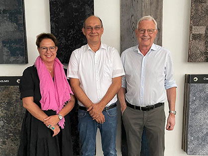 Stefanie Ritterbach (left, CEO VETEX), her father Ulrich Dresing (right, CEO VETEX) and Markus Leffler (center, BRÜCKNER sales). © 2023 BRÜCKNER Stefanie Ritterbach (left, CEO VETEX), her father Ulrich Dresing (right, CEO VETEX) and Markus Leffler (center, BRÜCKNER sales). © 2023 BRÜCKNER