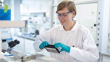 Dr. Lena Schaffert in the new laboratory of the Competence Center for Biotechnology. © Covestro Dr. Lena Schaffert in the new laboratory of the Competence Center for Biotechnology. © Covestro