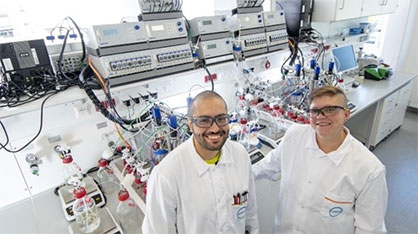 At the Biotechnology Competence Center, experts such as Muhammed Demiral and Melanie Prinz conduct research into producing the basic chemical aniline from plants, among other things. © Covestro At the Biotechnology Competence Center, experts such as Muhammed Demiral and Melanie Prinz conduct research into producing the basic chemical aniline from plants, among other things. © Covestro