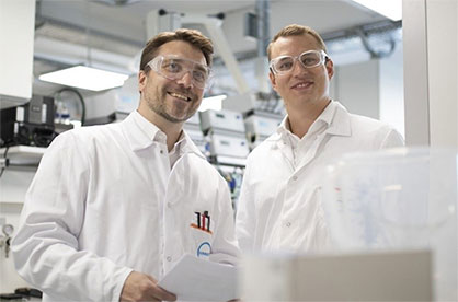 Dr. Gernot Jäger (pictured on the left) heads the Biotechnology Competence Center at Covestro, which was established four years ago. The new junior research group for enzyme catalysis funded by the German Federal Ministry of Education and Research is headed by Dr. Lukas Reisky. © Covestro