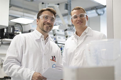 Dr. Gernot Jäger (pictured on the left) heads the Biotechnology Competence Center at Covestro, which was established four years ago. The new junior research group for enzyme catalysis funded by the German Federal Ministry of Education and Research is headed by Dr. Lukas Reisky. © Covestro Dr. Gernot Jäger (pictured on the left) heads the Biotechnology Competence Center at Covestro, which was established four years ago. The new junior research group for enzyme catalysis funded by the German Federal Ministry of Education and Research is headed by Dr. Lukas Reisky. © Covestro