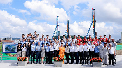 During the groundbreaking day: Part of the Covestro team that make the new TPU site become reality. © Covestro