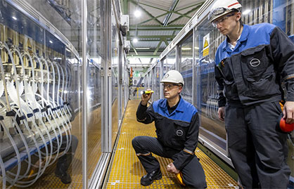 Teamwork during production monitoring in the electrolysis hall. © Covestro Teamwork during production monitoring in the electrolysis hall. © Covestro