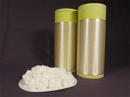 Hanfzellstoff und die daraus hergestellten Cellulosefilamente nach dem HighPerCell®-Verfahren. Foto: DITF Hanfzellstoff und die daraus hergestellten Cellulosefilamente nach dem HighPerCell®-Verfahren. Foto: DITF