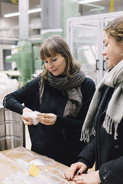 Ann Cathrin Schönrock (left) and Franziska Uhl (right) with wool fiber flocks from dog fur. Photo: modus intarsia Ann Cathrin Schönrock (left) and Franziska Uhl (right) with wool fiber flocks from dog fur. Photo: modus intarsia