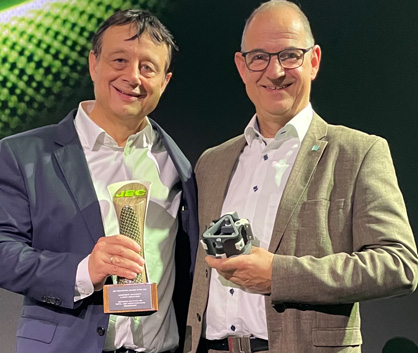 Hermann Finckh (DITF) and Andreas Kisselbach (Leitz GmbH & Co. KG) presenting the JEC Composites Innovation Award. (c) 2024 Leitz Hermann Finckh (DITF) and Andreas Kisselbach (Leitz GmbH & Co. KG) presenting the JEC Composites Innovation Award. (c) 2024 Leitz