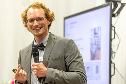 Award winner Mathis Bruns presenting his thesis / Source: Christian Flemmig Award winner Mathis Bruns presenting his thesis / Source: Christian Flemmig