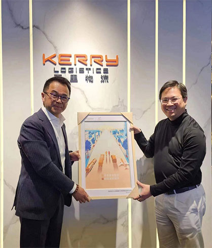 Wilkie Wong (right) presents a painting as souvenirs to Kerry Logistics © 2023 Esquel Group Wilkie Wong (right) presents a painting as souvenirs to Kerry Logistics © 2023 Esquel Group