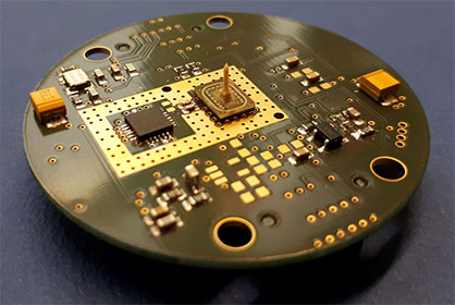 © Endress+Hauser AG - A mounted radar sensor with a glass package in the center and an attached dielectric waveguide