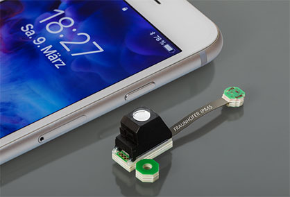 © Fraunhofer IPMS / The near-infrared spectrometer measures just 10 mm × 10 mm and is 6.5 mm thick. It fits into any standard smartphone. The system leverages the camera module for the analysis. © Fraunhofer IPMS / The near-infrared spectrometer measures just 10 mm × 10 mm and is 6.5 mm thick. It fits into any standard smartphone. The system leverages the camera module for the analysis.