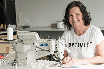 Getzner Textil AG employees from various different departments hard at work for the sake of occupational health and safety in the sewing shop set up exclusively for this purpose. (Image: GTAG) Getzner Textil AG employees from various different departments hard at work for the sake of occupational health and safety in the sewing shop set up exclusively for this purpose. (Image: GTAG)