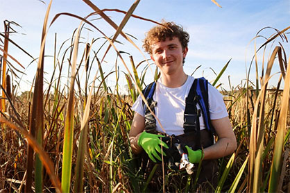 Julian Ellis-Brown harvesting bulrush plants. © 2023 H&M Julian Ellis-Brown harvesting bulrush plants. © 2023 H&M