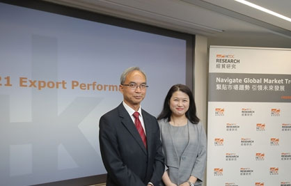 Hong Kong Trade Development Council Director of Research Nicholas Kwan and Assistant Principal Economist (Greater China) Alice Tsang announced the HKTDC Export Index for the fourth quarter of 2021 and gave the HKTDC’s prediction for export growth in 2022 at a press conference today (16 December) © 2021 HKTDC Hong Kong Trade Development Council Director of Research Nicholas Kwan and Assistant Principal Economist (Greater China) Alice Tsang announced the HKTDC Export Index for the fourth quarter of 2021 and gave the HKTDC’s prediction for export growth in 2022 at a press conference today (16 December) © 2021 HKTDC