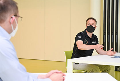 ESA astronaut Dr. Matthias Maurer in summer 2021 during preliminary talks on the Cosmic Kiss mission in DLR's :envihab in Cologne. © DLR ESA astronaut Dr. Matthias Maurer in summer 2021 during preliminary talks on the Cosmic Kiss mission in DLR's :envihab in Cologne. © DLR