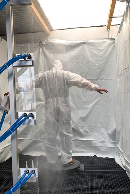 A chemical protective suit protects the person wearing it from chemicals in gaseous, liquid and / or solid state. They are classified into 6 types with different protection levels from gas-tight to restricted liquid-tight. © Hohenstein