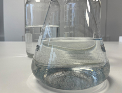 The test method according to DIN SPEC 4872 shows how many fibres are released during the washing of textiles, how well these fibres degrade in wastewater and how harmful the fibre residues are to the environment. © Hohenstein The test method according to DIN SPEC 4872 shows how many fibres are released during the washing of textiles, how well these fibres degrade in wastewater and how harmful the fibre residues are to the environment. © Hohenstein