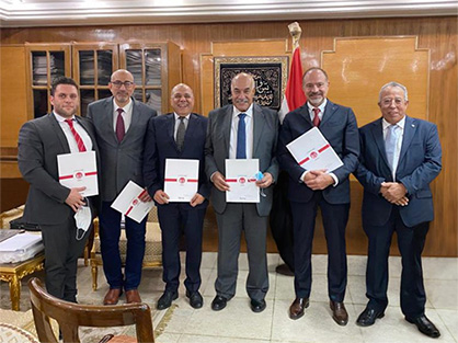 From right to left: Eng. Kamal Abbas Fabtex CEO, Mr. Ferdinando De Micheli, Itema Sales Director, Dr. Ahmed Moustafa C.T.I.H. Chairman and CEO, Dr. Essam Sadek Mohammed – Executive board member for financial and administrative affairs at C.T.I.H., Eng. Mamdouh Eldeeb- Executive board member for technical affairs at C.T.I.H., Mr. Michele Elia Itema Sales Area Manager during the signing ceremony that was held in Cairo.