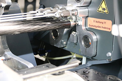 Tensioning the spring motion using the ON gear © 2021 KARL MAYER Tensioning the spring motion using the ON gear © 2021 KARL MAYER