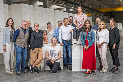 Lenzing x Södra Projektteam<br />
Carina Winter (Lenzing), Oleg Shagaev (Lenzing), Bernd Staudinger (Lenzing), Åsa Alvhage (Södra), Susanne Möderl (Lenzing), Catharina Fechter (Södra), Helena Claesson (Södra), Anton Eichinger (Lenzing), Richard Herchl (Lenzing), Jörgen Lindström (Södra), Camilla Sjögren (Södra), Sonja Zak (Lenzing), Nenad Simunovic (Lenzing), Ellinor Borg (Södra), Eva Gustafsson (Södra) © 2023 Lenzing