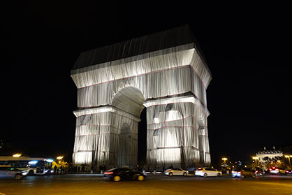 Christo's last work of art: For two weeks, fabric from the P2 rapier weaving machine from DORNIER covered the famous Arc de Triomphe in Paris in autumn 2021. © 2022 Lindauer DORNIER Christo's last work of art: For two weeks, fabric from the P2 rapier weaving machine from DORNIER covered the famous Arc de Triomphe in Paris in autumn 2021. © 2022 Lindauer DORNIER
