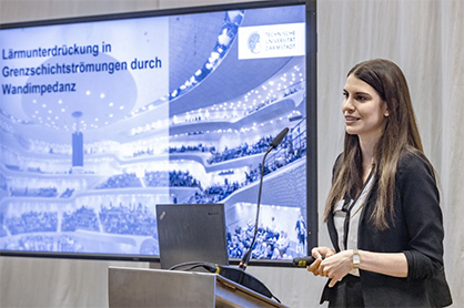 Prize winner Lara De Broeck presenting her Master's thesis © 2023 Lindauer DORNIER Prize winner Lara De Broeck presenting her Master's thesis © 2023 Lindauer DORNIER