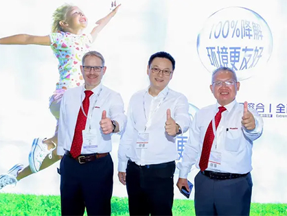 Frank Fei and Clemens Kaplan with the esteemed customer Hangzhou Phoenix © 2023 Mahlo