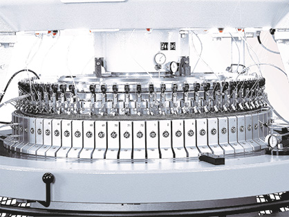 Machine head of the D4 2.2 II, a very popular interlock machine by Mayer & Cie. © 2020 Mayer & Cie Machine head of the D4 2.2 II, a very popular interlock machine by Mayer & Cie. © 2020 Mayer & Cie
