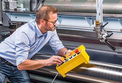 Adjustments can be made simply and easily with the new hand-held remote controller which has recently been introduced for the Montex®Coat unit. (c) 2020 Monforts Adjustments can be made simply and easily with the new hand-held remote controller which has recently been introduced for the Montex®Coat unit. (c) 2020 Monforts