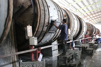 The Indonesian company PT. Adi Satria Abadi use a combination of traditional processes and the latest technologies to produce around 669,000 m2 of high-quality leather each year from raw sheep and goat skins for the manufacture of gloves and manufactures around 500,000 pairs of golf gloves themselves for export to the USA and Asia. ©PT. Adi Satria Abadi The Indonesian company PT. Adi Satria Abadi use a combination of traditional processes and the latest technologies to produce around 669,000 m2 of high-quality leather each year from raw sheep and goat skins for the manufacture of gloves and manufactures around 500,000 pairs of golf gloves themselves for export to the USA and Asia. ©PT. Adi Satria Abadi