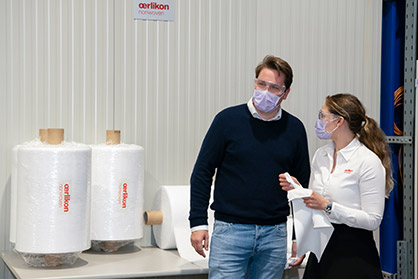 Oerlikon expert Juliane Müller-Weigel explains the benefits of an Oerlikon Nonwoven meltblown technology system to Philipp Heymann, CEO of Lindenpartner (Photo: Oerlikon) Oerlikon expert Juliane Müller-Weigel explains the benefits of an Oerlikon Nonwoven meltblown technology system to Philipp Heymann, CEO of Lindenpartner (Photo: Oerlikon)