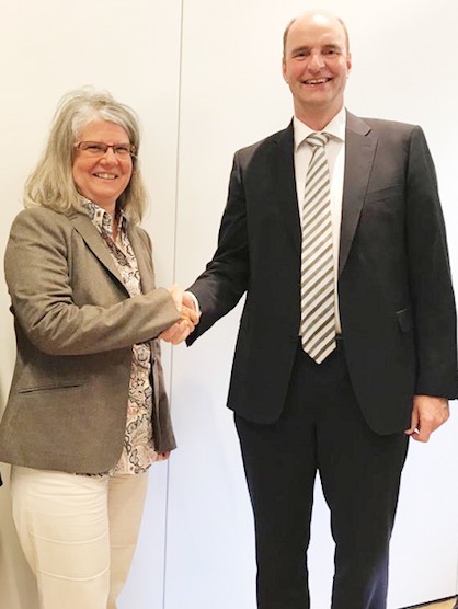 Angelika Huemer, Managing Partner of Starlinger & Co. GmbH, and Georg Stausberg, CEO of the Oerlikon Manmade Fibers Segment (c) 2018 Oerlikon Angelika Huemer, Managing Partner of Starlinger & Co. GmbH, and Georg Stausberg, CEO of the Oerlikon Manmade Fibers Segment (c) 2018 Oerlikon