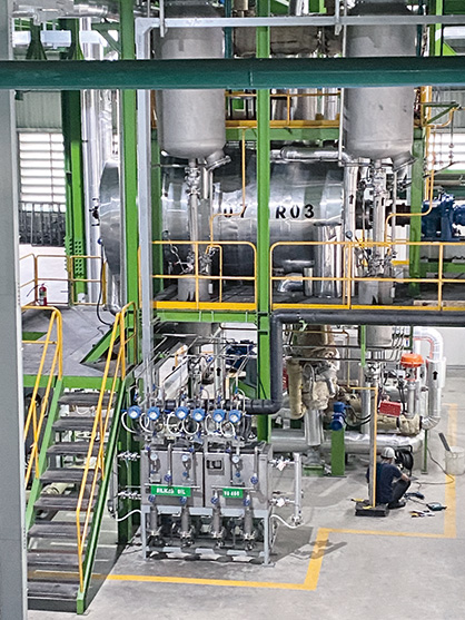 The actual mechanical recycling, including polycondensation, takes place in the OBHE homogenizer. The technology creates a high surface area and, together with the precisely defined residence time, provides more options for influencing the melt. The actual mechanical recycling, including polycondensation, takes place in the OBHE homogenizer. The technology creates a high surface area and, together with the precisely defined residence time, provides more options for influencing the melt.