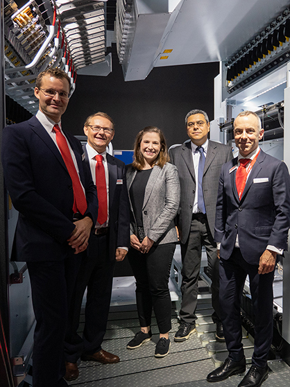 Convinced by the benefits of the new eAFK Evo texturing machine: Meredith Boyd (middle) and Edmir Silva from UNIFI Manufacturing, Inc., USA, (second from right to left). Unifi has made a significant contribution to the promising EvoCooler cooling concept within the context of a development partnership. Convinced by the benefits of the new eAFK Evo texturing machine: Meredith Boyd (middle) and Edmir Silva from UNIFI Manufacturing, Inc., USA, (second from right to left). Unifi has made a significant contribution to the promising EvoCooler cooling concept within the context of a development partnership.