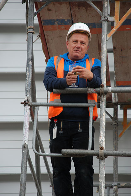 In keeping with tradition, the foreman also performed the topping-out ceremony for Oerlikon Barmag's new pump manufacturing building: Michael Wypior toasted together with the construction workers, guests and Oerlikon Barmag management. (c) 2020 Oerlikon In keeping with tradition, the foreman also performed the topping-out ceremony for Oerlikon Barmag's new pump manufacturing building: Michael Wypior toasted together with the construction workers, guests and Oerlikon Barmag management. (c) 2020 Oerlikon