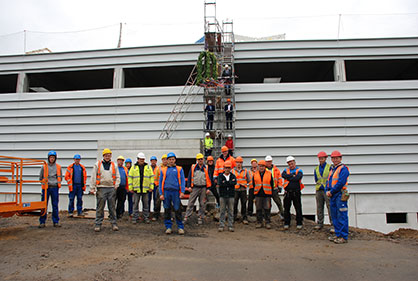 A strong team – the construction workers at the topping-out ceremony of the new production building of Oerlikon Barmag pump construction in Remscheid Lennep. (c) 2020 Oerlikon A strong team – the construction workers at the topping-out ceremony of the new production building of Oerlikon Barmag pump construction in Remscheid Lennep. (c) 2020 Oerlikon