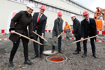 Groundbreaking ceremony at Oerlikon Barmag in Remscheid Lennep on February 25, 2020: Head of Real Estate Real Estate Nina Krüger, CEO Georg Stausberg, Mayor Burkhard Mast-Weisz, CFO Ralf Schilken as well as the Head of HR and Management Board Member Uwe Model (from left to right). (c) 2020 Oerlikon Groundbreaking ceremony at Oerlikon Barmag in Remscheid Lennep on February 25, 2020: Head of Real Estate Real Estate Nina Krüger, CEO Georg Stausberg, Mayor Burkhard Mast-Weisz, CFO Ralf Schilken as well as the Head of HR and Management Board Member Uwe Model (from left to right). (c) 2020 Oerlikon