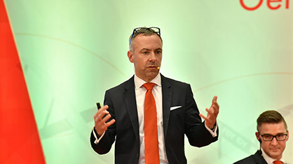 With the topic of ‘recycling’, Jochen Adler looked to the future of potential new materials for the textile industry. (c) 2020 Oerlikon With the topic of ‘recycling’, Jochen Adler looked to the future of potential new materials for the textile industry. (c) 2020 Oerlikon
