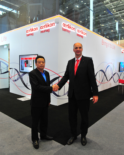 Jianjun Yang, General Manager Shaoyang Textile Machinery
Georg Stausberg, CEO Oerlikon Manmade Fibers Jianjun Yang, General Manager Shaoyang Textile Machinery
Georg Stausberg, CEO Oerlikon Manmade Fibers