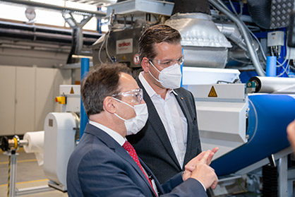 Marc Kloepfel, CEO of the Kloepfel Group, and Rainer Straub, Managing Director of Oerlikon Nonwoven (left), viewing the Oerlikon Nonwoven meltblown laboratory system in Neumünster, Germany. (Photo: Oerlikon) Marc Kloepfel, CEO of the Kloepfel Group, and Rainer Straub, Managing Director of Oerlikon Nonwoven (left), viewing the Oerlikon Nonwoven meltblown laboratory system in Neumünster, Germany. (Photo: Oerlikon)