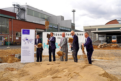 Ground-breaking ceremony for the extension of the flat die production at the Troisdorf site: Ralf Pampus, Head of Operations of Reifenhäuser Extrusion Systems, Bernd Reifenhäuser, CEO of Reifenhäuser Group, Klaus-Werner Jablonski, Mayor of Troisdorf, Uwe Gaedike, Managing Director of Reifenhäuser Extrusion Systems, Dirk Niehsen, Habau GmbH (left to right). (c) 2019 Reifenhäuser Ground-breaking ceremony for the extension of the flat die production at the Troisdorf site: Ralf Pampus, Head of Operations of Reifenhäuser Extrusion Systems, Bernd Reifenhäuser, CEO of Reifenhäuser Group, Klaus-Werner Jablonski, Mayor of Troisdorf, Uwe Gaedike, Managing Director of Reifenhäuser Extrusion Systems, Dirk Niehsen, Habau GmbH (left to right). (c) 2019 Reifenhäuser