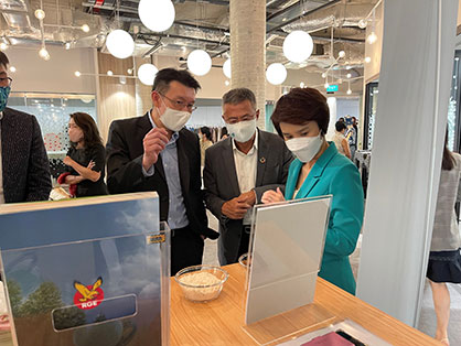 From Left to Right: Tey Wei Lin, RGE President, Bey Soo Khiang, RGE Vice-Chairman, and Low Yen Ling, Minister of State for Trade & Industry and Culture, Community, interacting with RGE's raw materials display at launch event © 2021 RGE From Left to Right: Tey Wei Lin, RGE President, Bey Soo Khiang, RGE Vice-Chairman, and Low Yen Ling, Minister of State for Trade & Industry and Culture, Community, interacting with RGE's raw materials display at launch event © 2021 RGE