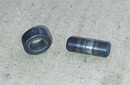 Worn out pin and roller © 2022 Rieter Worn out pin and roller © 2022 Rieter