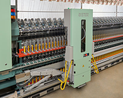 Rieter’s ring spinning machine G 38 equipped with the industry’s first fully automated piecing robot ROBOspin sets new standards in automation. © 2021 Rieter