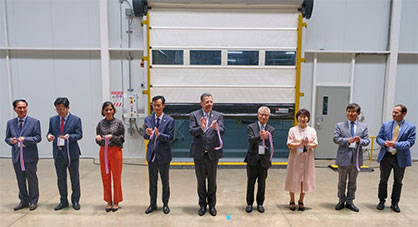 Ribbon-cutting ceremony held for its completion of second spinning mill in Coris, Cartago.<br />
Sang Soon Han, James Ha, Jimena Chinchilla, Jin Hae Kim, President Rodrigo Chaves, Chairman of Global Sae-A Group Woong-ki Kim, Soo-nam Kim, KM Kim, and Eric Scharf (from left to right) © 2022 Global Sae-A