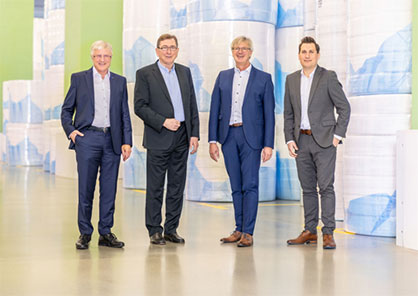 Philipp Ebbinghaus (right) will become a member of the management board on January 1, 2023; Wolfgang Höflich (second from left) will retire on December 31, 2022. CEO Dr. Christian Heinrich Sandler (left) and Dr. Ulrich Hornfeck (third form left) remain members of the management board. © 2022 Sandler Philipp Ebbinghaus (right) will become a member of the management board on January 1, 2023; Wolfgang Höflich (second from left) will retire on December 31, 2022. CEO Dr. Christian Heinrich Sandler (left) and Dr. Ulrich Hornfeck (third form left) remain members of the management board. © 2022 Sandler