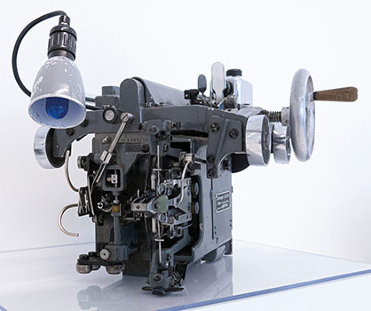Stäubli historic warp tying machine © 2021 Stäubli