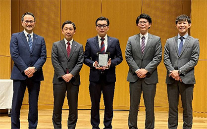 Award winners on left and high-performance textiles created with “NANODESIGN™” © 2023 Toray Award winners on left and high-performance textiles created with “NANODESIGN™” © 2023 Toray