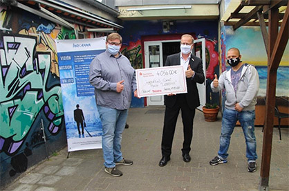 © Trevira GmbH: Handing over the donation to the Comet Youth Club © Trevira GmbH: Handing over the donation to the Comet Youth Club